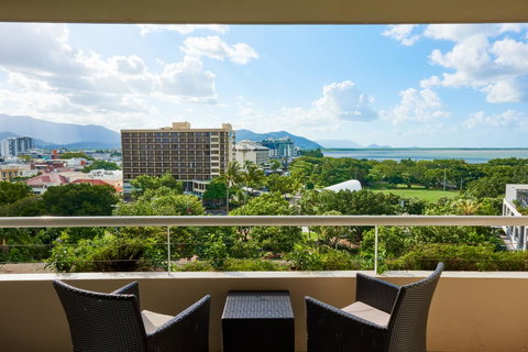 Hilton Cairns - St Kilda Accommodation 12