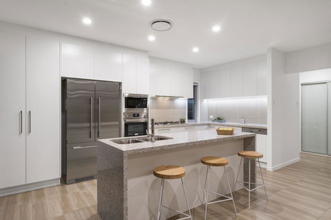 Luxury Canal Front Holiday House - St Kilda Accommodation 6