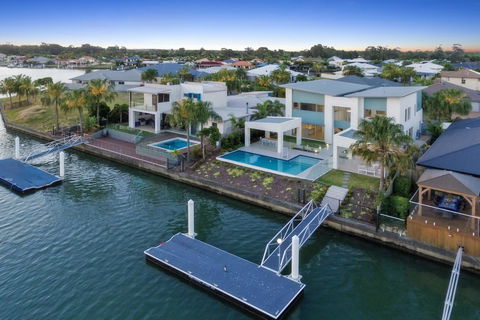 Luxury Canal Front Holiday House - St Kilda Accommodation 2