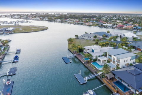 Luxury Canal Front Holiday House - St Kilda Accommodation 10