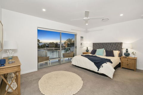 Luxury Canal Front Holiday House - St Kilda Accommodation 4