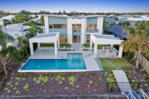 Luxury Canal Front Holiday House - St Kilda Accommodation 7