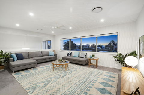 Luxury Canal Front Holiday House - St Kilda Accommodation 8