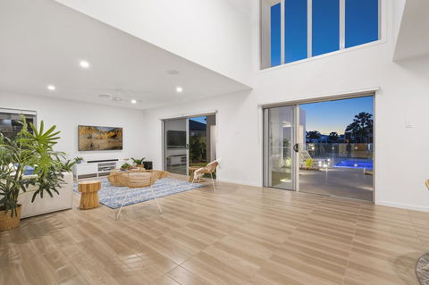 Luxury Canal Front Holiday House - St Kilda Accommodation 9