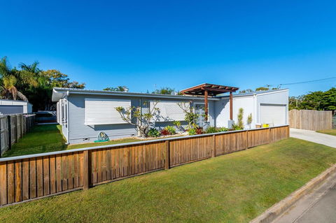 Fabulous Family Destination In Paradise Parade, Bongaree - St Kilda Accommodation 0