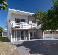 'SeaHaven' 2 Richardson Ave - Large home with Aircon Smart TV WIFI Netflix  Boat Parking - St Kilda Accommodation