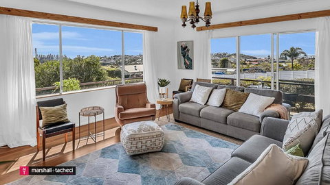 Bermagui Breeze Holiday House 5 Bedroom 18-20 Mumbulla Street - Bermagui - St Kilda Accommodation 0