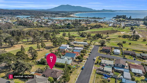 Bermagui Breeze Holiday House 5 Bedroom 18-20 Mumbulla Street - Bermagui - St Kilda Accommodation 2