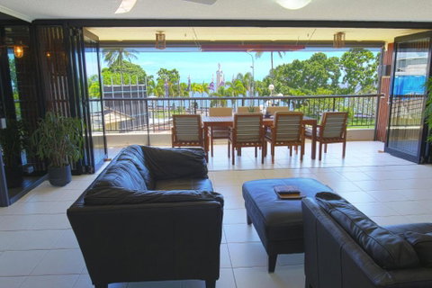 Cairns Aquarius - St Kilda Accommodation 1