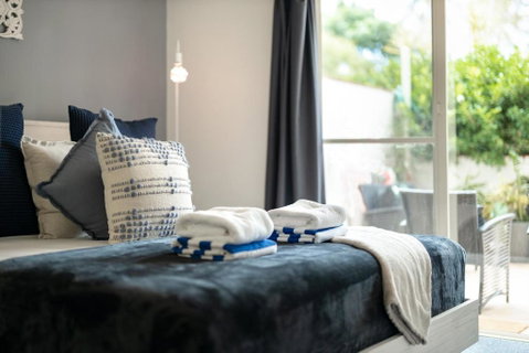 Cairns Esplanade 2BR Waterfront Apartment Sleeps 6 - St Kilda Accommodation 1