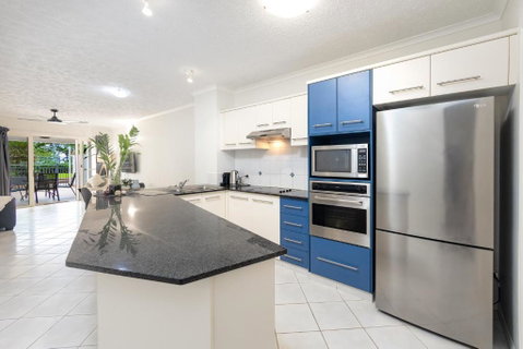 Cairns Esplanade 2BR Waterfront Apartment Sleeps 6 - St Kilda Accommodation 2