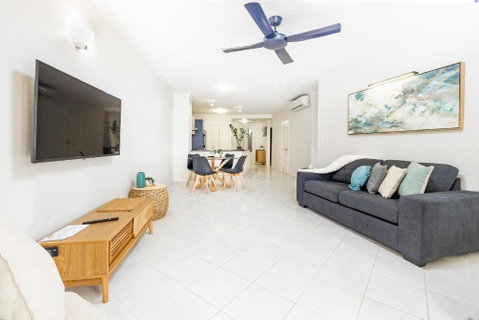 Cairns Esplanade 2BR Waterfront Apartment Sleeps 6 - St Kilda Accommodation 3