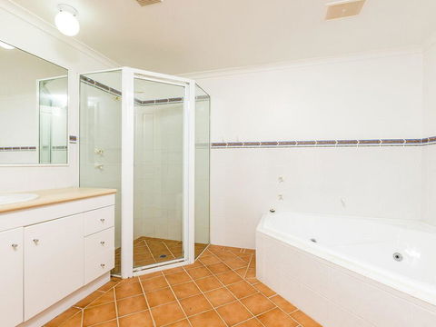 3 'Peninsula Waters', 2-4 Soldiers Point Rd - Beautiful Air Conditioned Unit With Pool, Lift & WIFI - St Kilda Accommodation 1