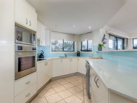 3 'Peninsula Waters', 2-4 Soldiers Point Rd - Beautiful Air Conditioned Unit With Pool, Lift & WIFI - St Kilda Accommodation 3