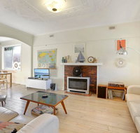 4 MONTROSE AVE - retro home in the heart of town - St Kilda Accommodation
