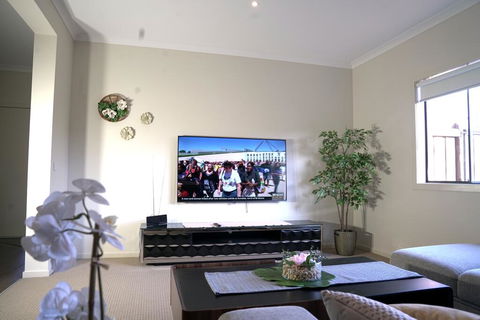 6 Bedrooms Contemporary Big House At Pakenhem - St Kilda Accommodation 3