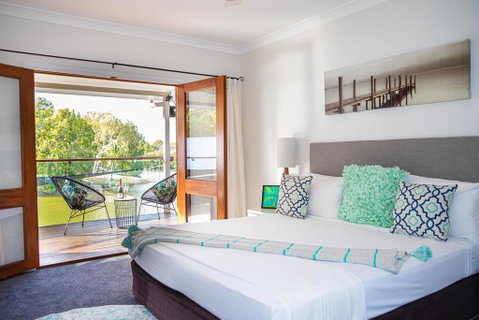 Absolute Lakefront - Port Douglas - St Kilda Accommodation 3