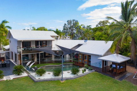 Absolute Lakefront - Port Douglas - St Kilda Accommodation 1