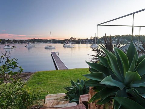 Absolute Waterfront Lakehouse Fishing Point Waterfront Pool Jetty - St Kilda Accommodation 2