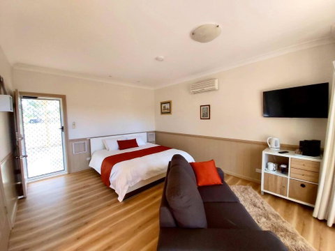 Accommodation Creek Cottages & Sundown View Suites - St Kilda Accommodation 1