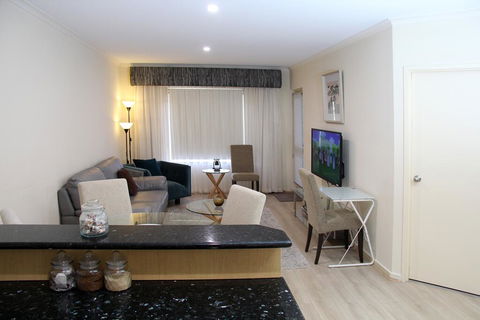 ADELAIDE CBD APARTMENT - 3BR, 2BATH & CARPARK - St Kilda Accommodation 0