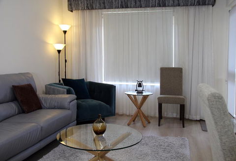 ADELAIDE CBD APARTMENT - 3BR, 2BATH & CARPARK - St Kilda Accommodation 3