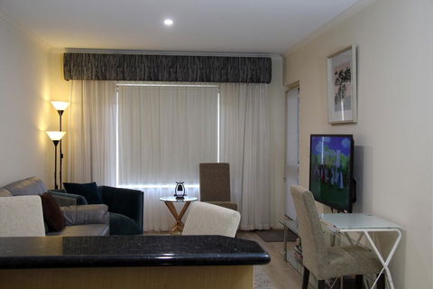 ADELAIDE CBD APARTMENT - 3BR, 2BATH & CARPARK - St Kilda Accommodation 1
