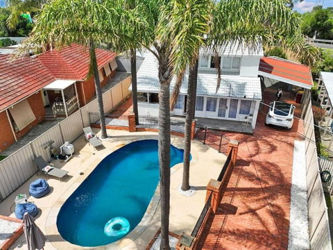 Evies White House Oasis I Pool & Close To Airport - St Kilda Accommodation 1