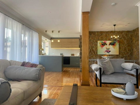 Evies White House Oasis I Pool & Close To Airport - St Kilda Accommodation 2