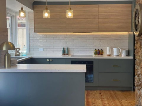 Evies White House Oasis I Pool & Close To Airport - St Kilda Accommodation 3