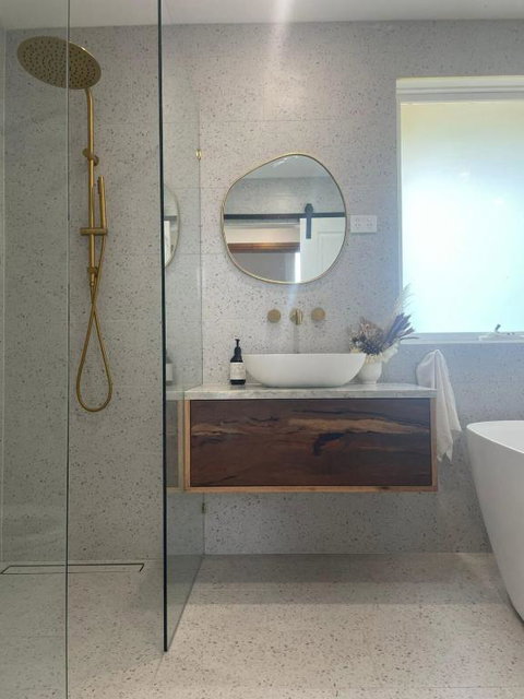 Evies White House Oasis I Pool & Close To Airport - St Kilda Accommodation 4
