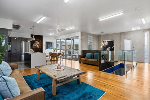 Exquisite Beachside Mansion - St Kilda Accommodation 3