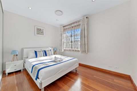 Exquisite Chinese Style Garden - St Kilda Accommodation 1
