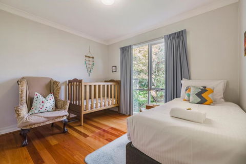Family Friendly Art Deco Garden Patio WiFi WFH - St Kilda Accommodation 2