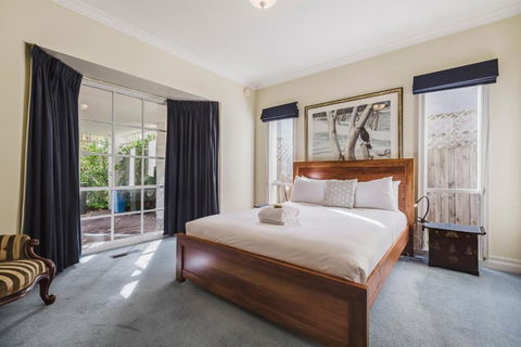 Family Friendly Art Deco Garden Patio WiFi WFH - St Kilda Accommodation 4