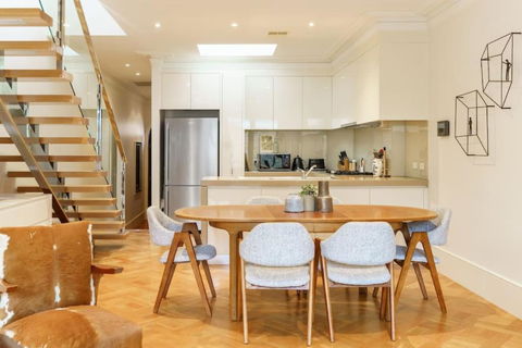 Farrah Designer Three Bedroom Carlton Residence - St Kilda Accommodation 2