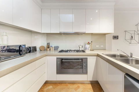 Farrah Designer Three Bedroom Carlton Residence - St Kilda Accommodation 3