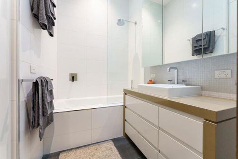 Farrah Designer Three Bedroom Carlton Residence - St Kilda Accommodation 4