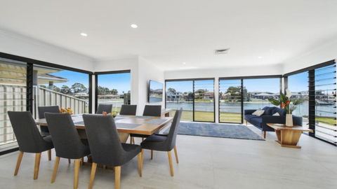 FLOATING ON THE CANALS - 80 COMMODORE CRES - St Kilda Accommodation 1