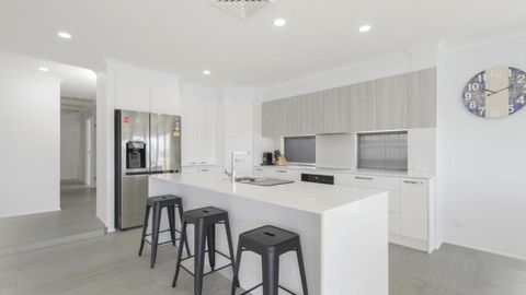 FLOATING ON THE CANALS - 80 COMMODORE CRES - St Kilda Accommodation 3