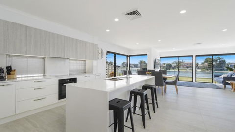 FLOATING ON THE CANALS - 80 COMMODORE CRES - St Kilda Accommodation 4