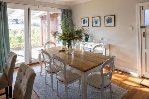 FOREST CORNER - 3 BEDROOM WEATHERBOARD, TRENTHAM - St Kilda Accommodation 1