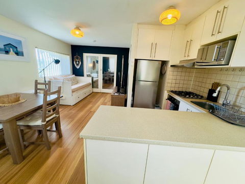 FORR64 - Cosy East Perth Retreat - St Kilda Accommodation 4
