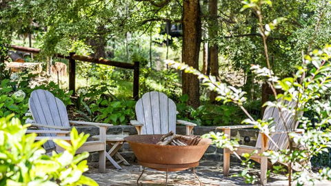 FROGWELL HOLLOW Immerse Into An Idyllic Fairytale - St Kilda Accommodation 1
