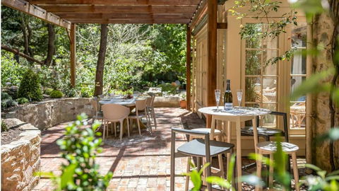 FROGWELL HOLLOW Immerse Into An Idyllic Fairytale - St Kilda Accommodation 3