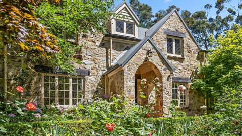 FROGWELL HOLLOW Immerse Into An Idyllic Fairytale - St Kilda Accommodation 0