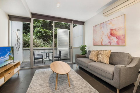 Ground Floor Terrace Unit Near Edinburgh Gardens - St Kilda Accommodation 3