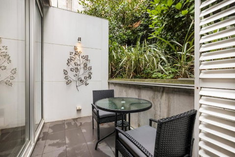 Ground Floor Terrace Unit Near Edinburgh Gardens - St Kilda Accommodation 4