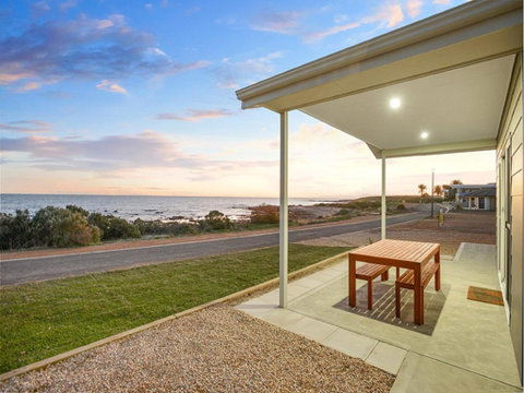 High Tide - Beachfront Pet-friendly - St Kilda Accommodation 2