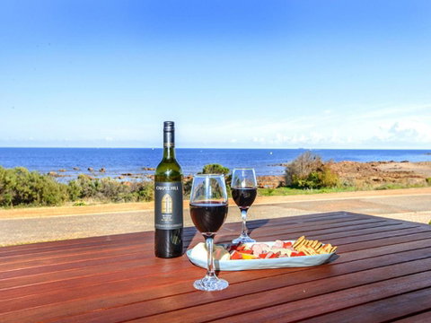 High Tide - Beachfront Pet-friendly - St Kilda Accommodation 3
